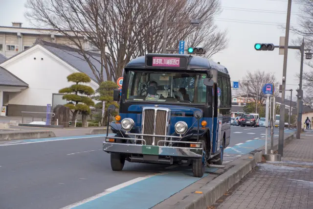 小江戸巡回バスのレトロな車体が旅の気分を高めてくれる