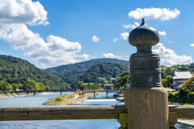 過橋時不妨仔細觀察一下宇治橋本身的構造和細節