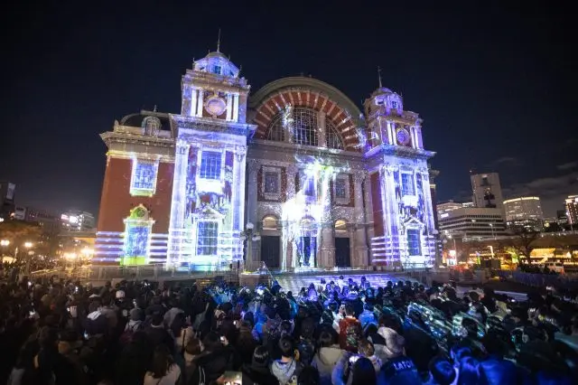 中之島の水辺に広がる光のアート