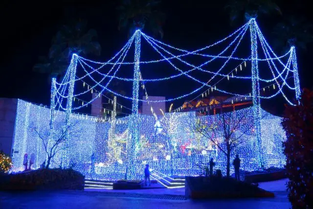 光の遊園地の期間中は園内が幻想的な空間へと変わる