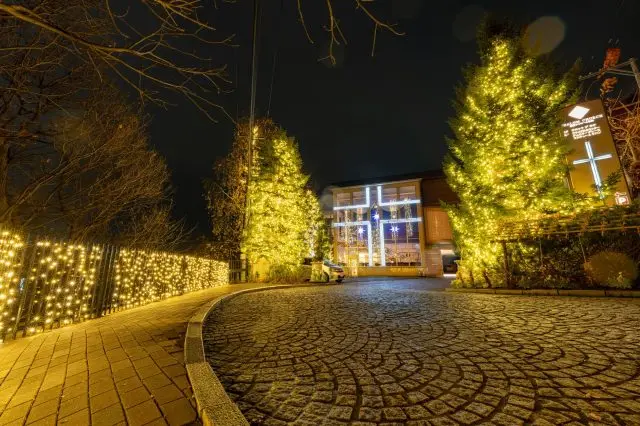 教会ならではの荘厳な雰囲気と華やかさを同時に楽しめる