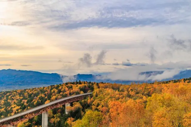【北海道の紅葉の名所11選】雄大な自然景観に紅葉が溶け込む秋の絶景