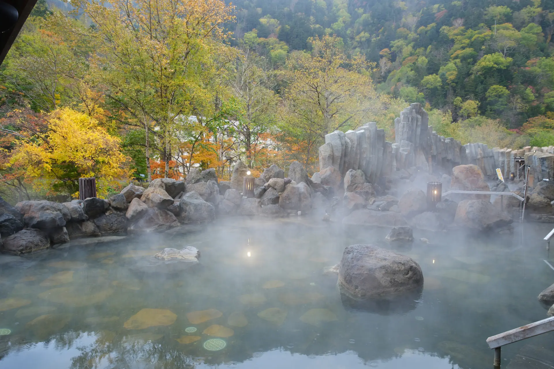 秋天造訪層雲峽溫泉，還能一併欣賞紅葉