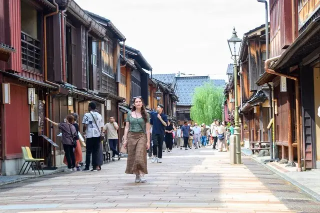 Enjoy shopping and strolling the city while breathing in the tea house district vibes.