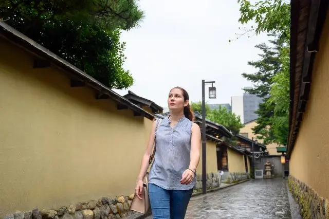 Walk along streets lined with earthen walls and ponder the splendor of the samurai era.