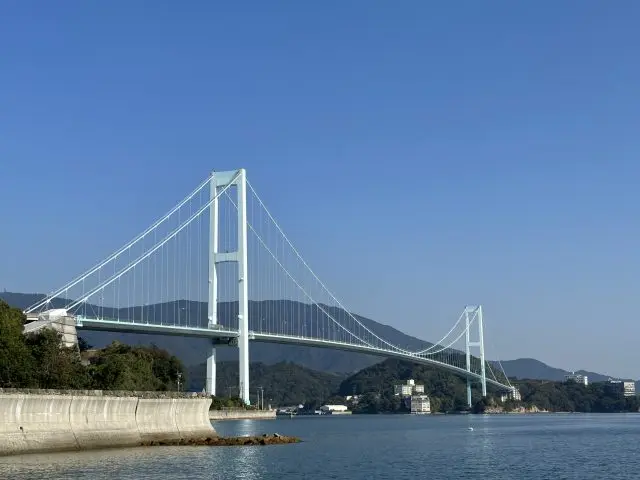 Snap a shot of the Akinada Ohashi Bridge from Mitoshiro Ryokuchi, originally a port area.