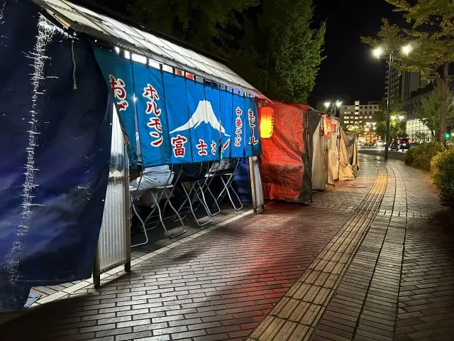 Along Kuramoto Street, food stalls start opening one after another from around 5 p.m.