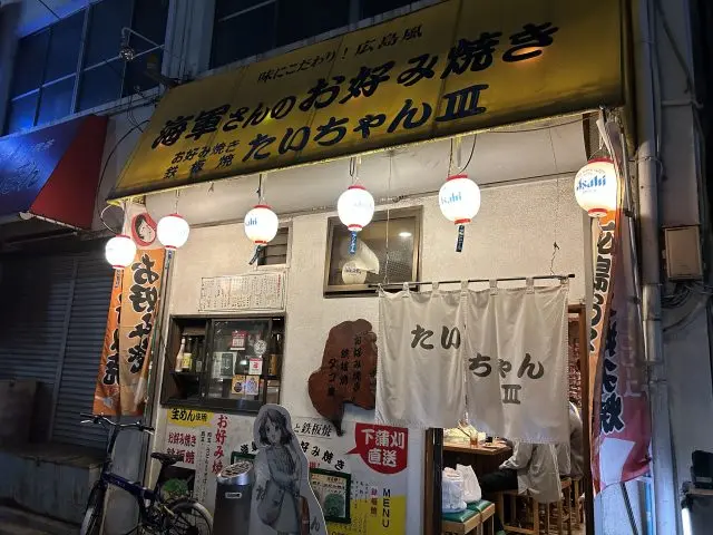 As mealtime approaches, the place buzzes with both tourists and locals.