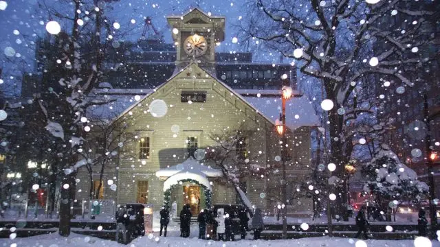 冬天的札幌市時計台。LED燈光與白雪的共演，散發著浪漫溫馨的氛圍