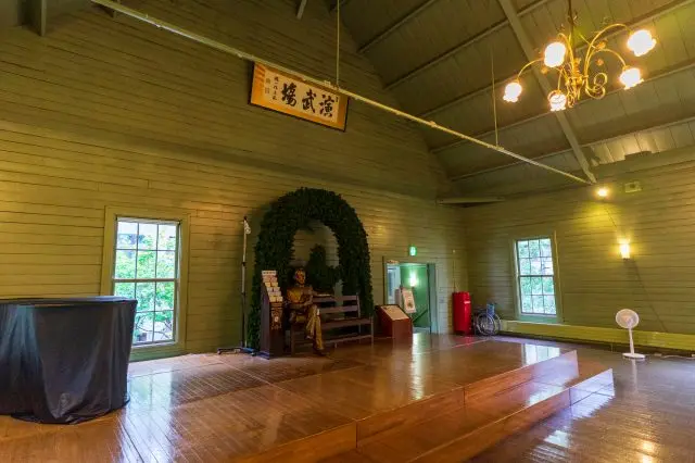 坐在克拉克博士的身旁，和他一起拍下紀念照吧！