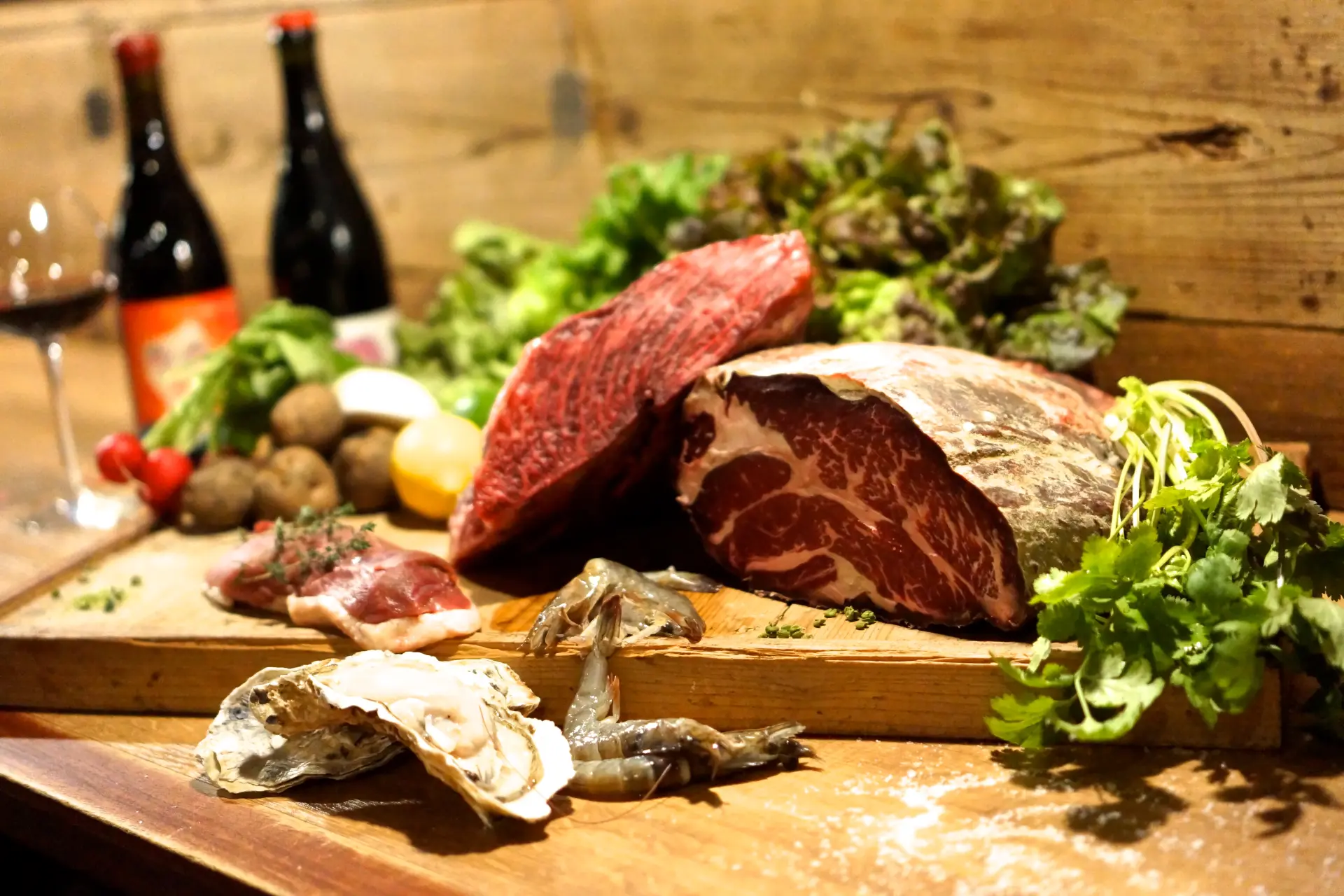 こだわりの赤身肉や熟成肉を多彩なメニューで味わえる肉料理専門店