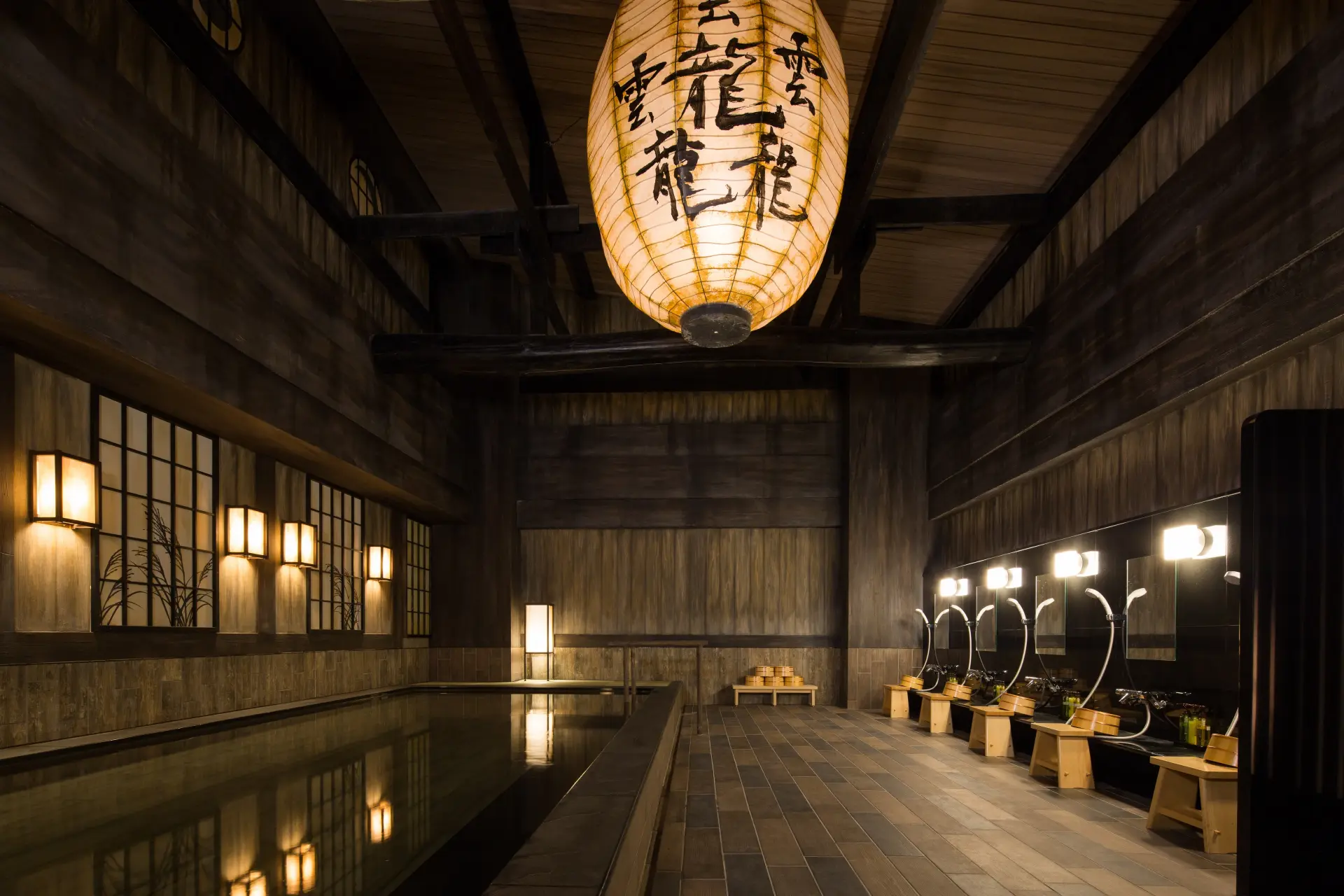 自慢の木造大浴場を有した、和モダンを感じる宿泊施設