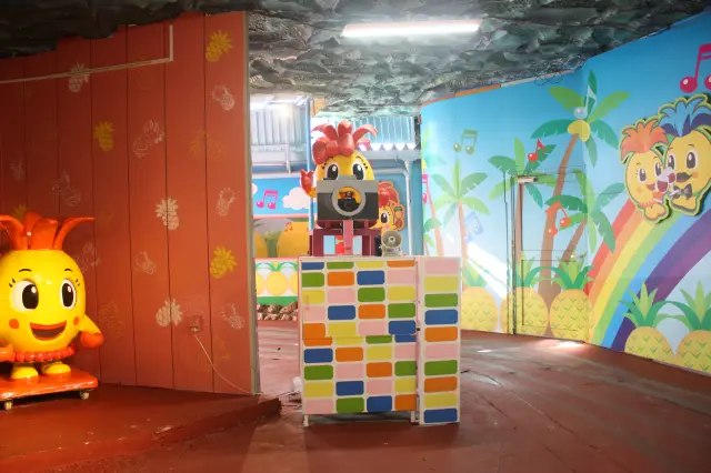 There are three photo spots while riding the Pineapple Cart.