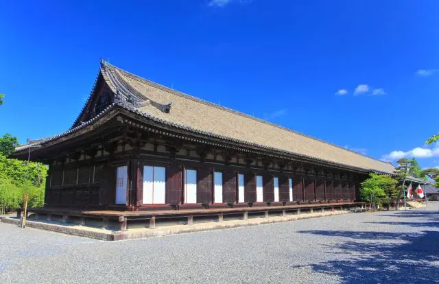 可近距離觀賞一尊尊栩栩如生的佛像和氣勢宏偉的正殿