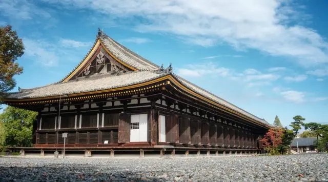 境内にいくつもの国宝や重要文化財が点在する「三十三間堂」