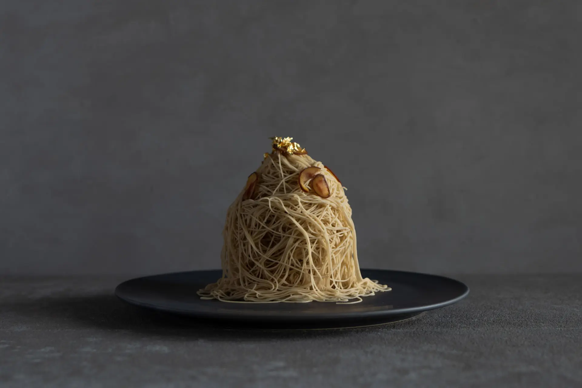 1mmの細さの丹波栗が重なり合った、繊細で美しいモンブラン