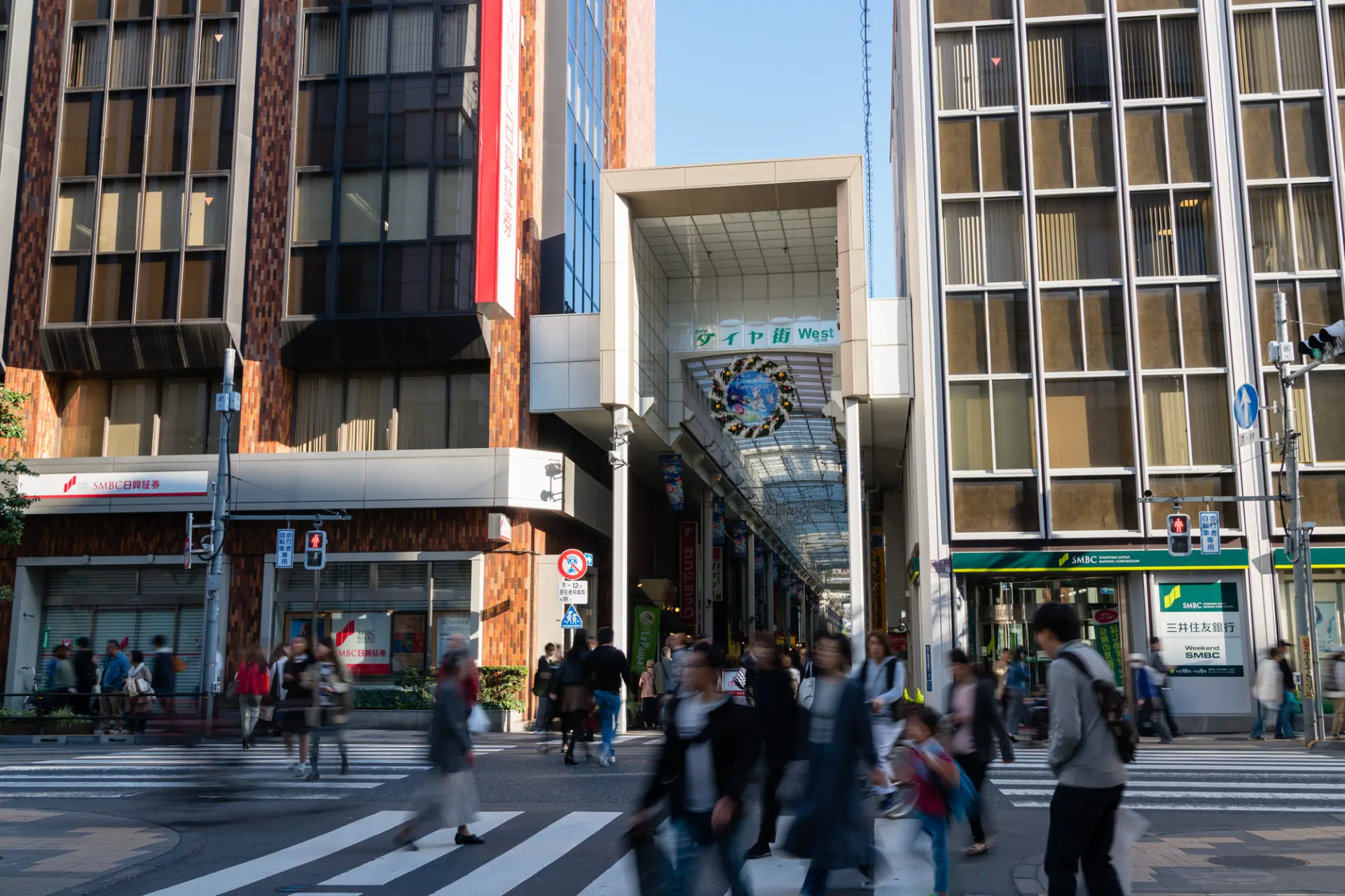 行列ができる人気店が点在する活気あふれる商店街