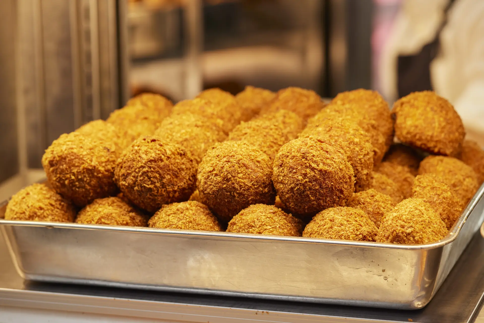 吉祥寺名物の「元祖丸メンチカツ」
