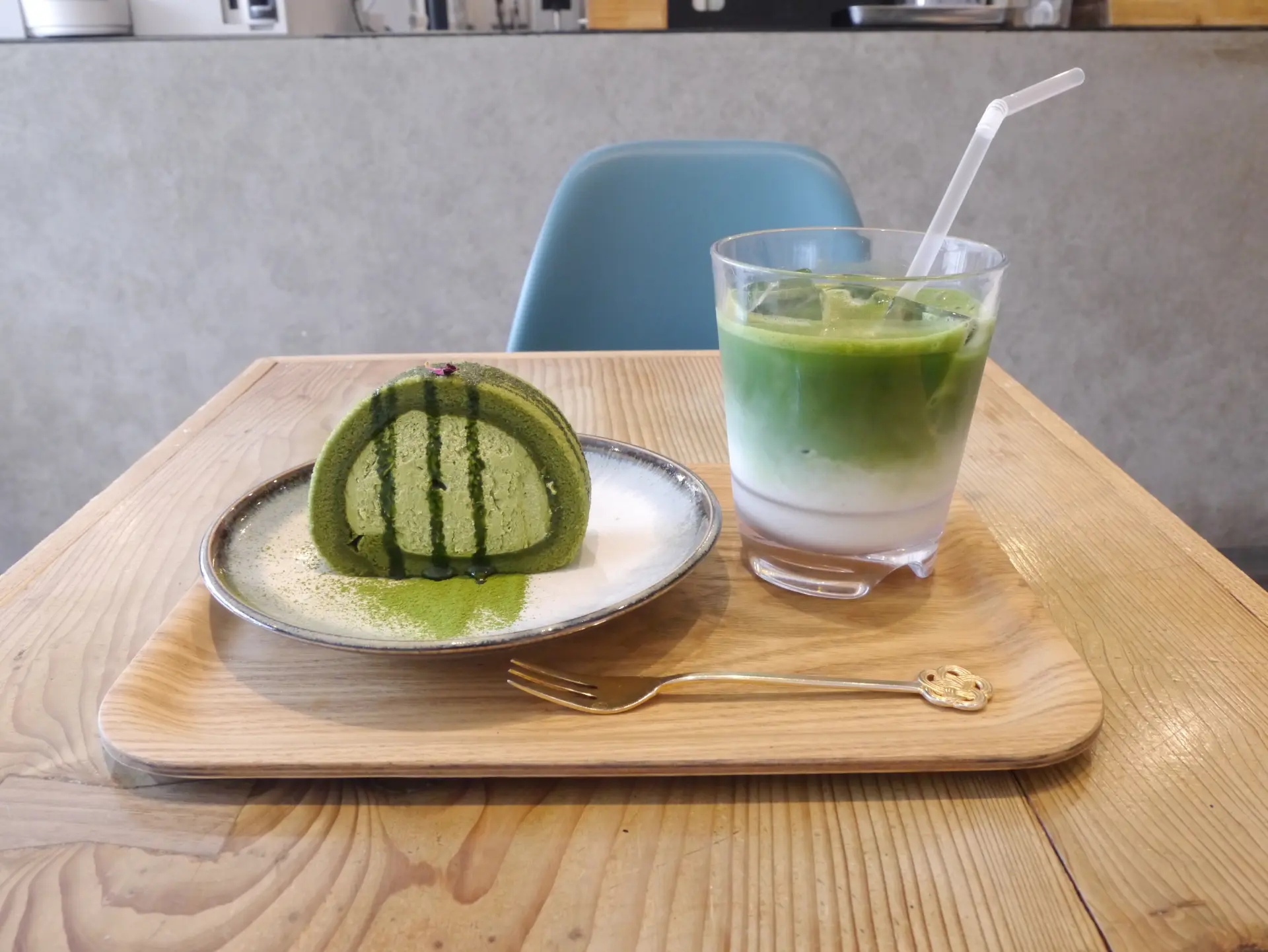 抹茶ロールケーキと抹茶ラテ