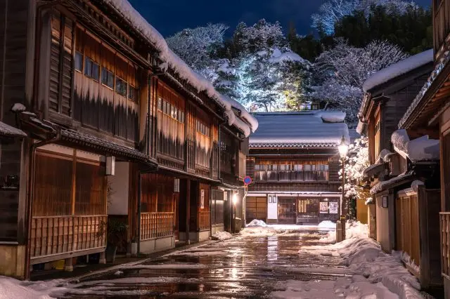 Enjoying the unique scenery of Japan’s winter is also highly recommended.