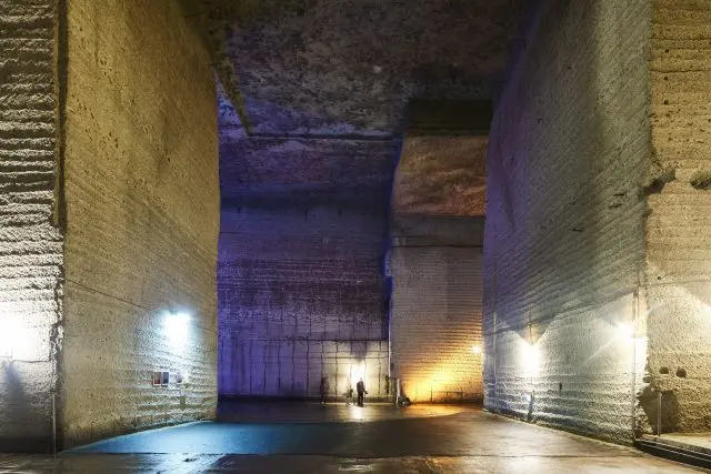 許多電影和電視劇的拍攝地，內部宛如巨大的宮殿