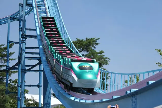 從驚險刺激的尖叫系到童趣滿滿的夢幻療癒系，共有13種可滿足不同客群需求的遊樂設施