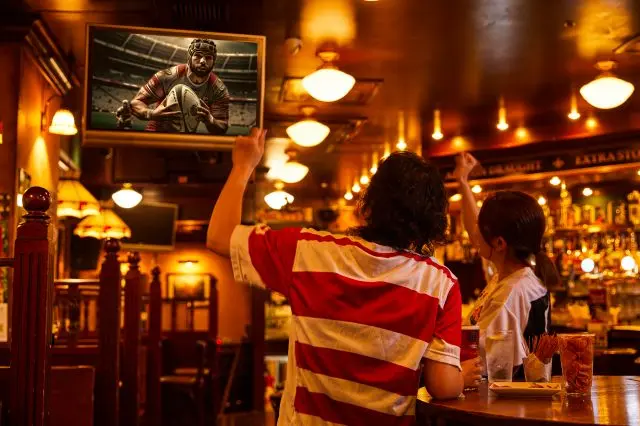 Great vibes over drinks and bar fare while watching sports at HUB.