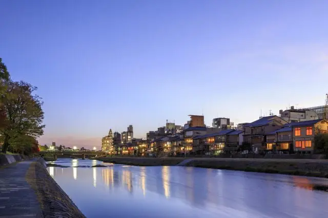 夕陽落日後的鴨川夜色迷人