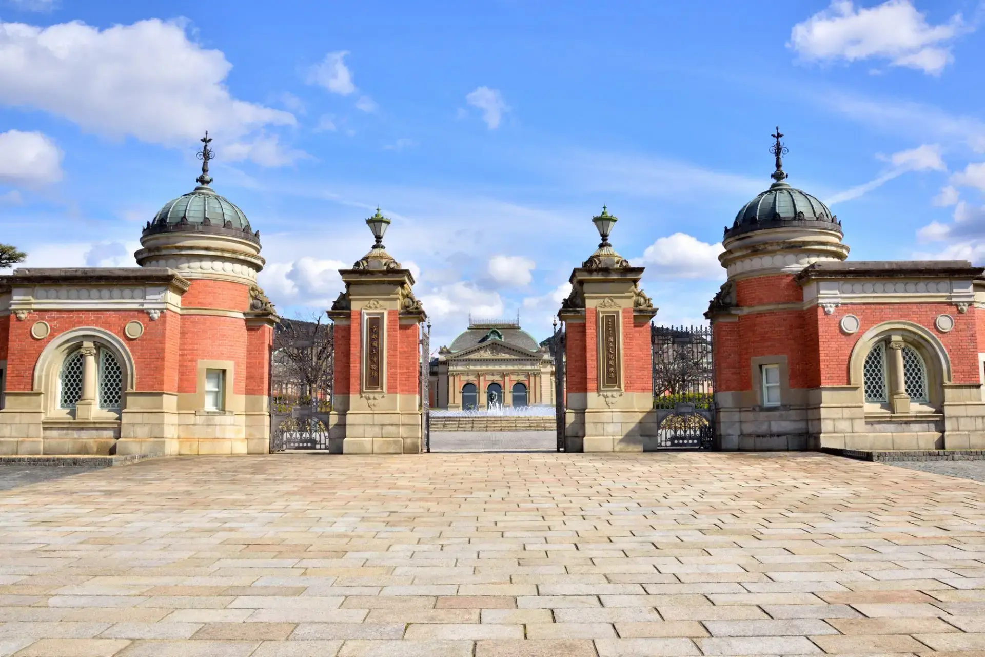 東海道新幹線から見える五重塔は京都のシンボル