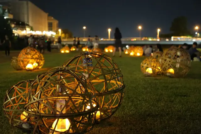 8月上旬的風物詩「京都七夕」時，鴨川河岸上會出現結合竹工藝的「風鈴燈」