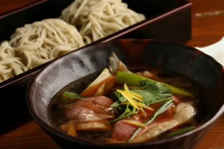 隱身在都會靜僻之處，品嚐招牌手打蕎麥麵與鴨肉料理的餐廳
