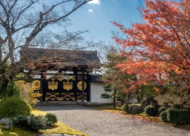 通往擁有眾多歷史建築的三寶院的唐門