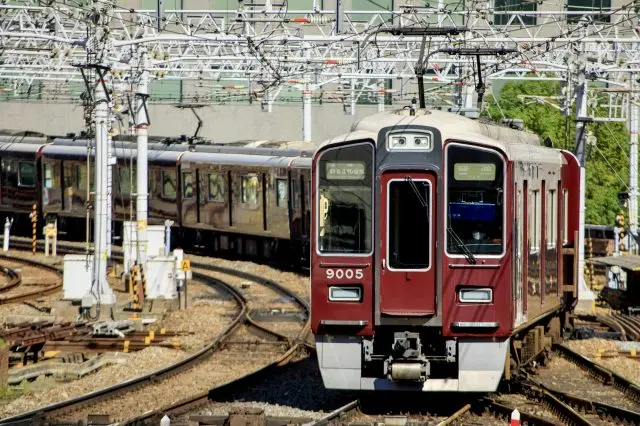 阪急京都线的电车为沉稳色系