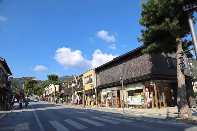 The Omotenashi station is centrally located on Shinmon Dori.