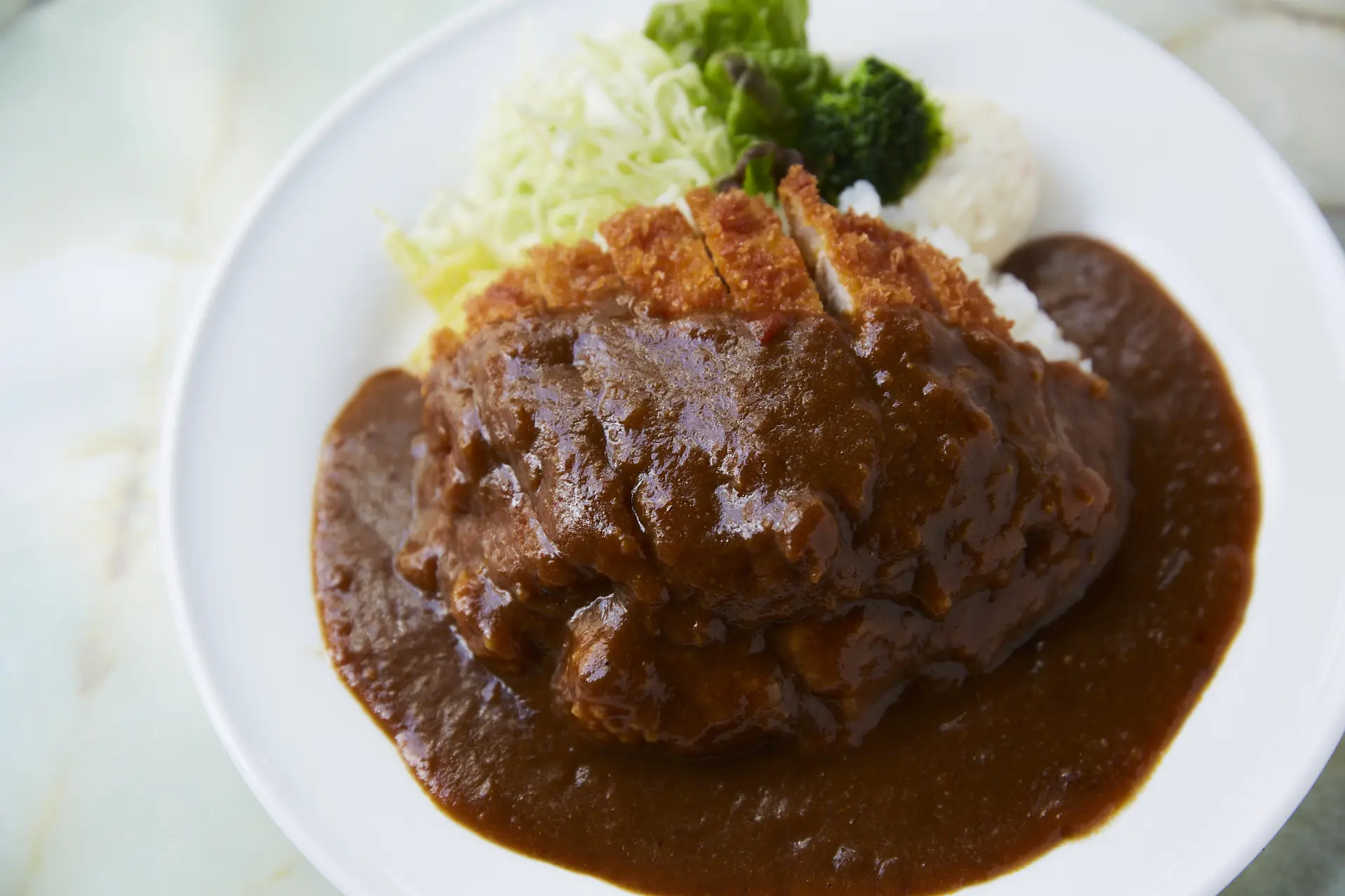 名物のカツカレーをはじめ人気のメニューが目白押しの老舗洋食店