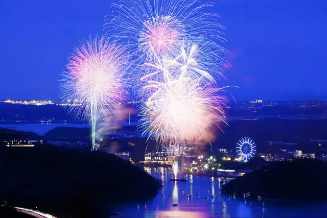 浜名湖の夏の風物詩である灯籠流し花火大会