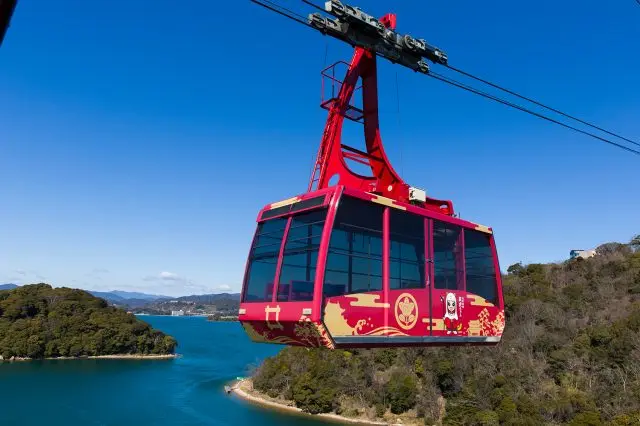 眼下に絶景が広がる日本唯一の湖上ロープウェイ