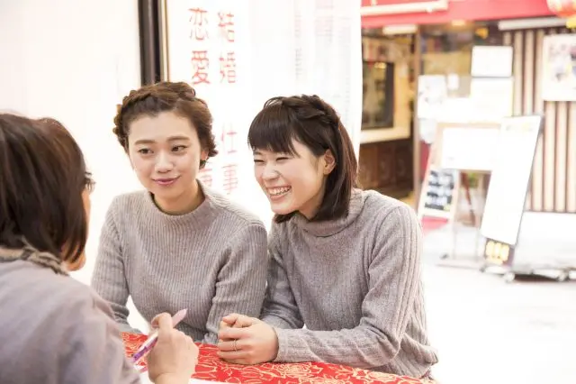 東洋占星術だけでなく手相占いなど、様々な占いができる