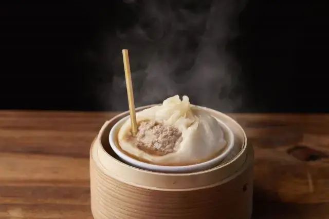 ストローで肉汁を吸う「大籠包」など、食べ歩き中華が充実の人気店