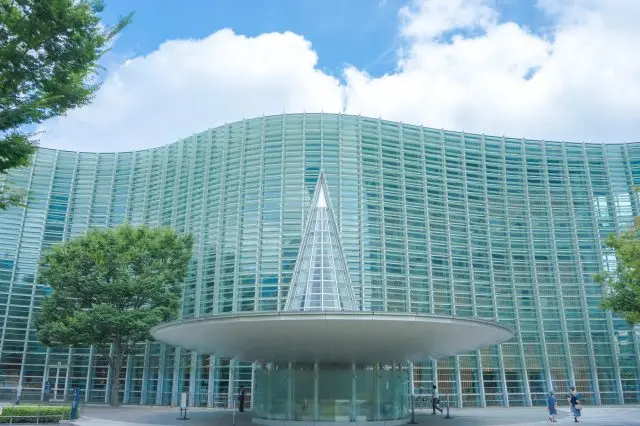 拥有全日本最大规模的展示空间，在充满未来感的美术馆参观种类丰富的艺术作品