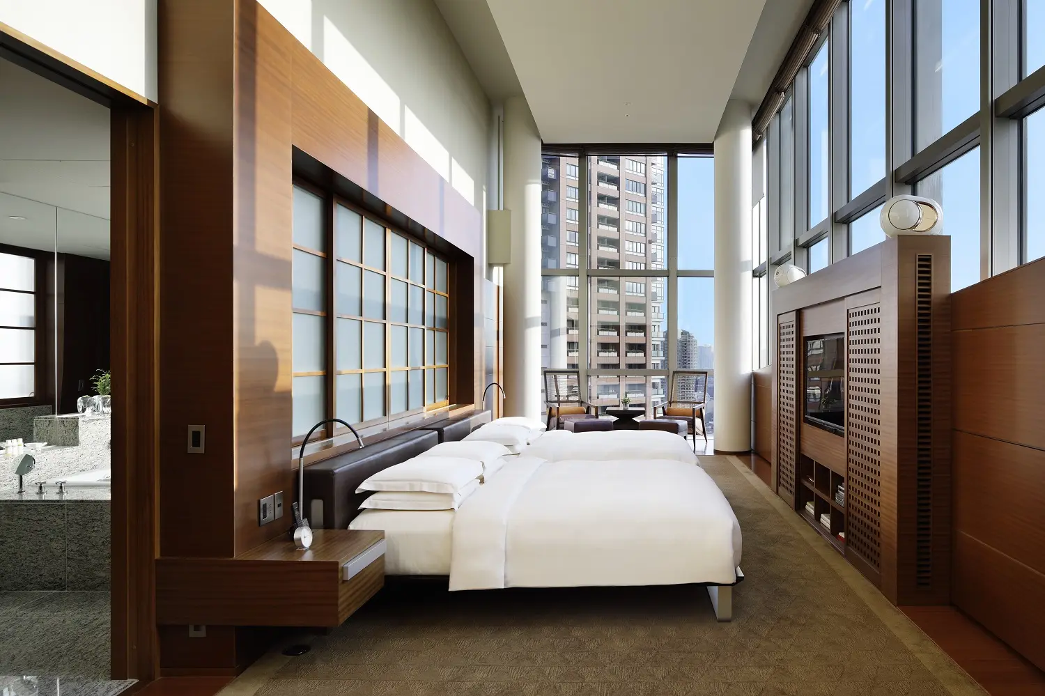 六本木ヒルズの敷地内に建つ、上質な滞在ができるラグジュアリーホテル