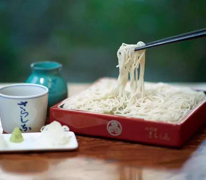 創業230餘年的蕎麥麵老字號，深受當地民眾喜愛的在地名店