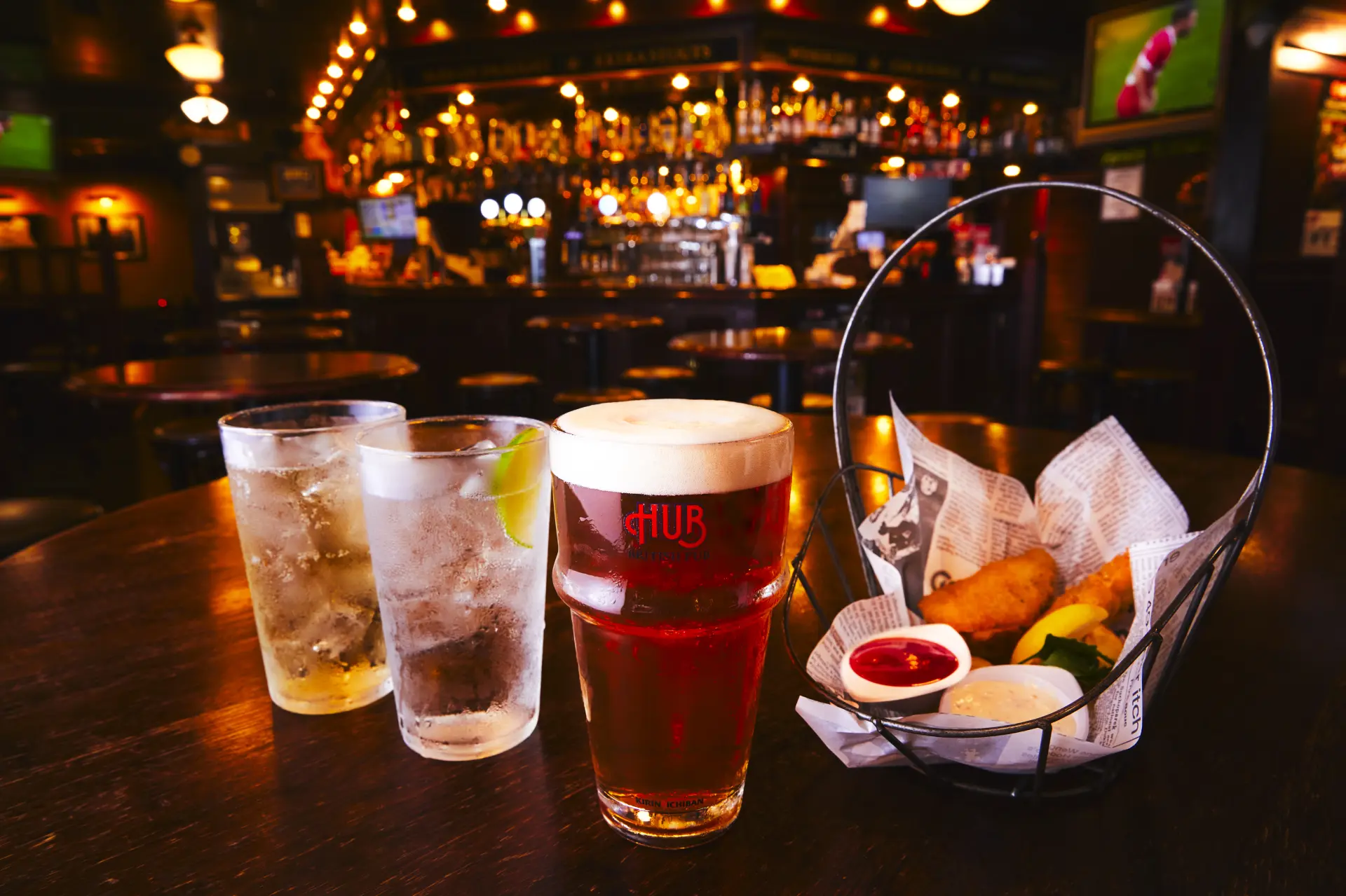 晚餐後到英國風酒吧喝一杯。輕鬆地享受價格平實的酒飲與愉快暢談