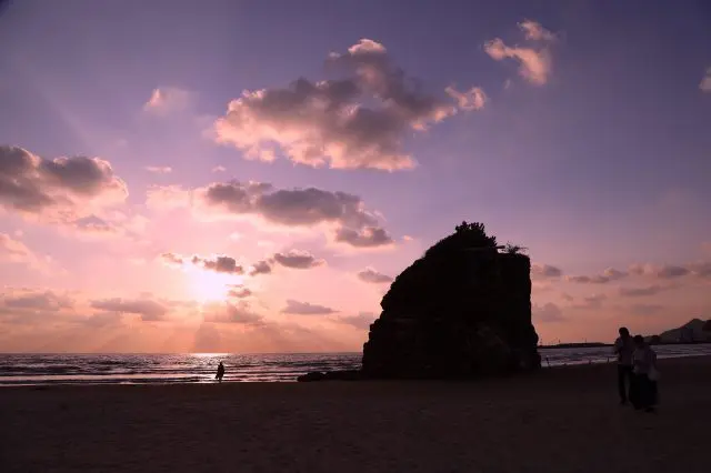 Inasa no Hama is situated to the west of Izumo Taisha Shrine, featuring Benten Island at its center, dedicated to the deity Tamahiko-no-Mikoto.