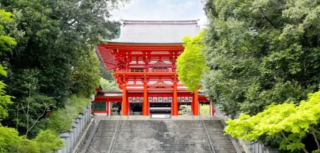 供奉開設了近江大津宮並為古日本國家奠定基礎的天智天皇，也是有名的時鐘及歌牌聖地