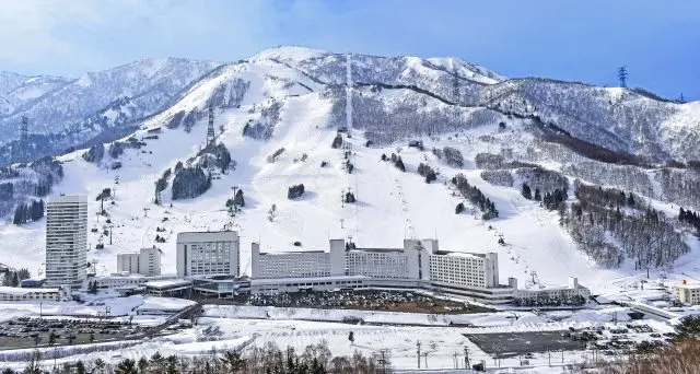 松任谷由實在此舉辦演唱會而聞名的滑雪場。還有夏季的FUJI ROCK和秋季紅葉