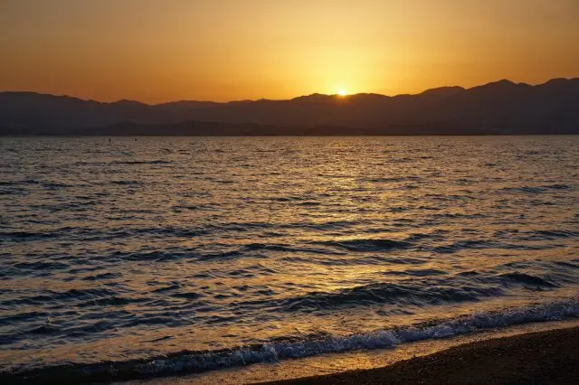 静静地欣赏琵琶湖的壮丽景色