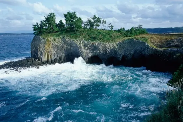 搭乘遊覽船近距離感受歷經悠久年月孕育而生的大自然藝術