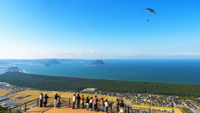 留有美麗傳說的山岳，能欣賞櫻花與絕景同框之美