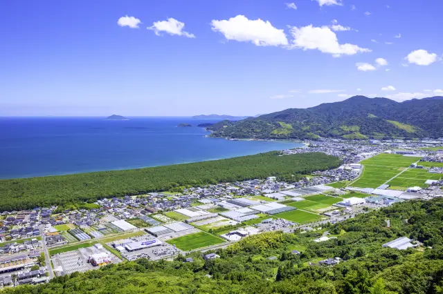 玄界灘を望む唐津の街並み